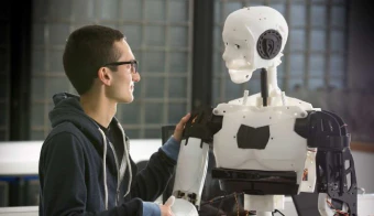 image d'un homme avec un robot